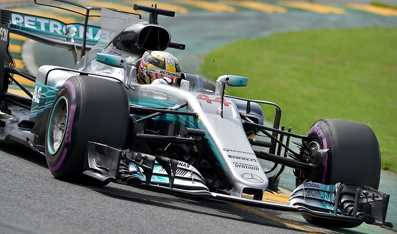 Hamilton domina la primera jornada en Australia, Sainz y Alonso mejoran