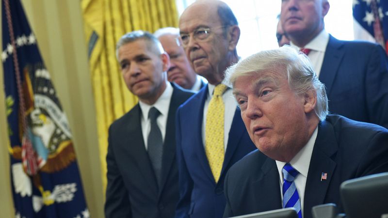 Trump hace oficial el permiso para construir el polémico oleoducto con Canadá vetado por Obama