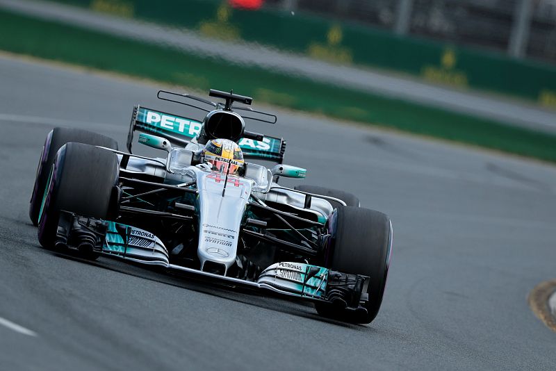 Hamilton estrena 2017 dominando en la 'pole', Ferrari se acerca
