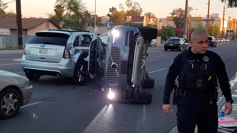 Uber suspende el programa de prueba de sus vehículos autónomos tras un accidente