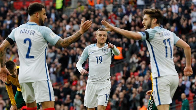 Defoe y Vardy tiran de Inglaterra y la mantienen en lo alto del grupo F