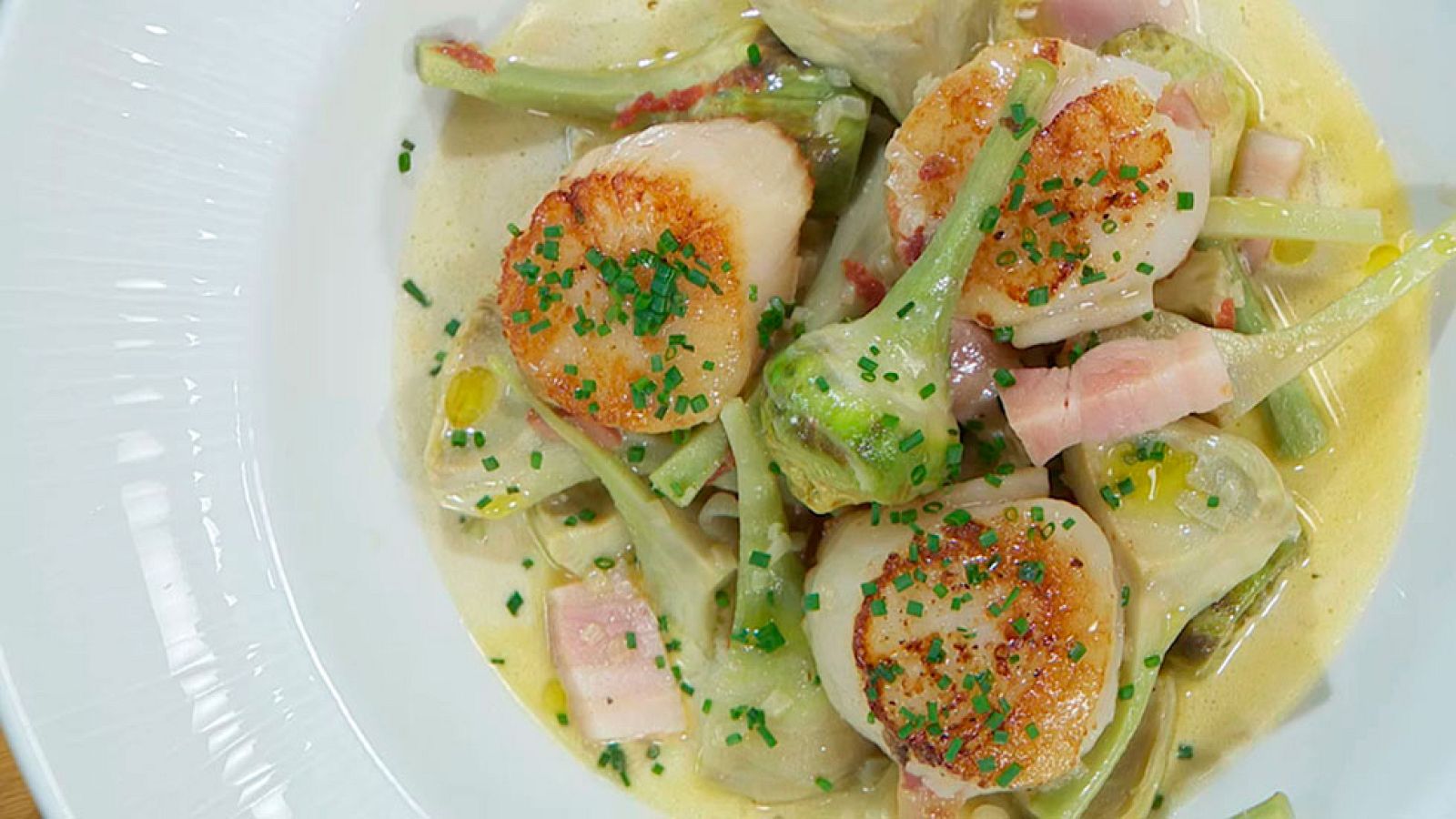 Torres en la cocina - Vieiras en salsa de cocido