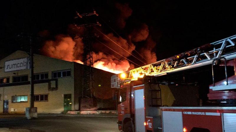 Un incendio destruye completamente una nave industrial en un polígono de Getafe (Madrid)