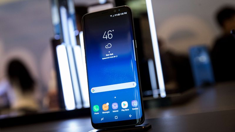 Samsung presenta el Galaxy S8, un móvil que aspira a reinar entre los más grandes