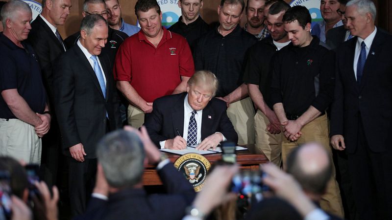 Trump firma el decreto para comenzar el desmantelamiento del legado contra el cambio climático de Obama