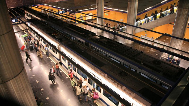 Metro de Madrid suprimirá las taquillas en abril y los billetes de papel en 2018