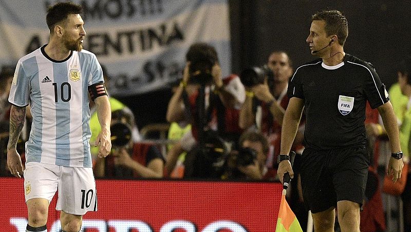 Messi dijo que insultó "al aire" y no al árbitro, según la prensa argentina