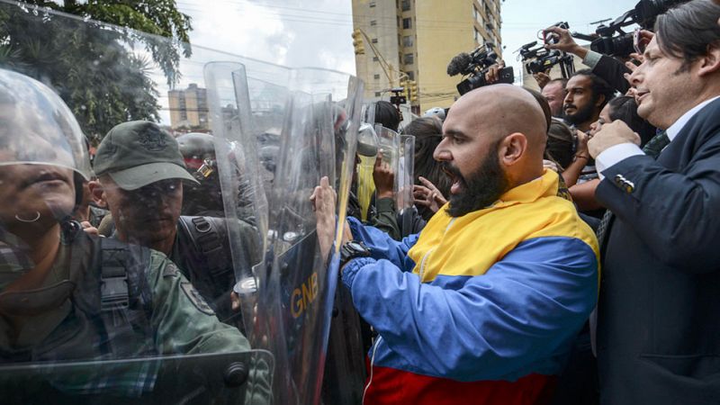 La oposición de Venezuela y la OEA claman contra el "golpe de Estado" de Maduro contra el Parlamento
