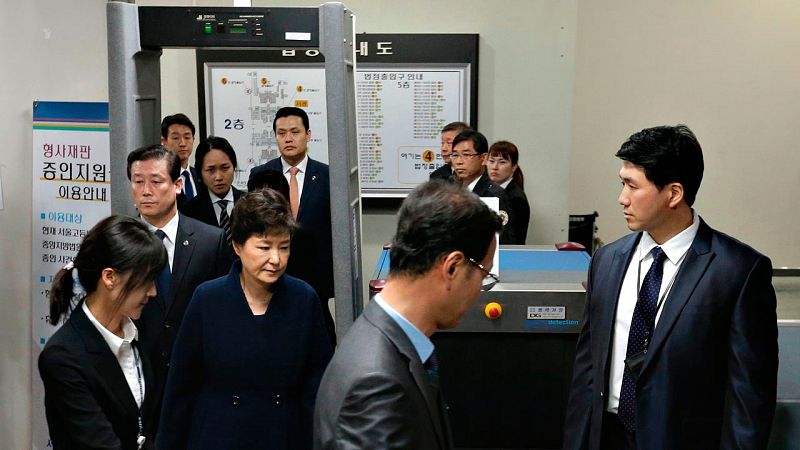 La expresidenta de Corea del Sur Park Geun-hye es detenida por corrupción