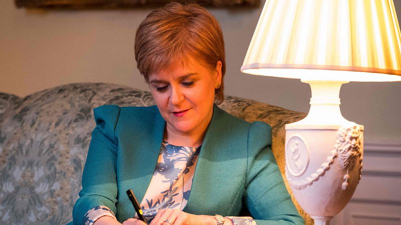 Sturgeon enviará a May una carta para pedir el nuevo referéndum de independencia escocés