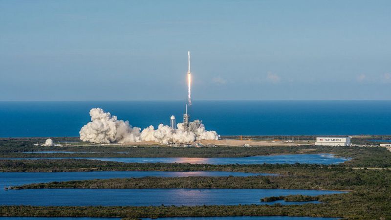 SpaceX lanza por primera vez un cohete reciclado al espacio y consigue hacerlo retornar