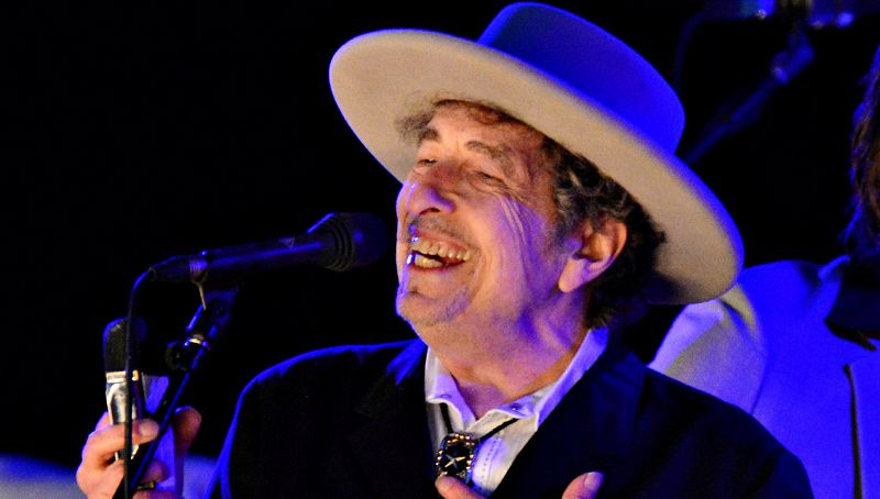 Bob Dylan recoge el Nobel de Literatura con casi cuatro meses de retraso