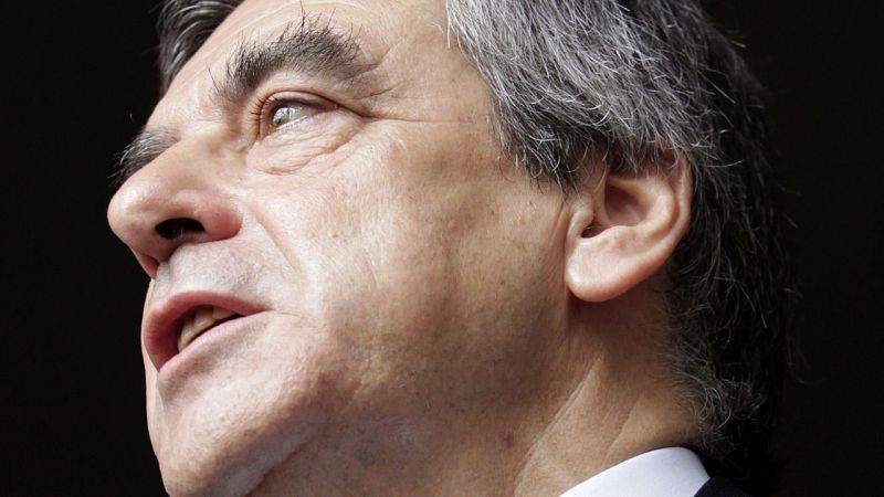 Fillon no se retira y acusa veladamente al Gobierno de Hollande de impulsar el 'Penelopegate'
