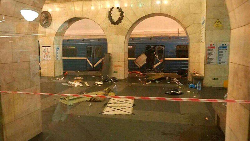 Al menos once muertos y decenas de heridos en un "ataque terrorista" en el metro de San Petersburgo