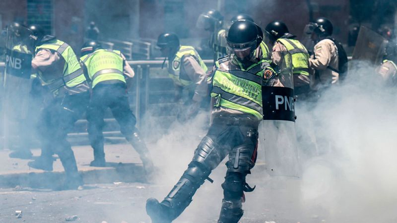 La policía venezolana disuelve una marcha de diputados opositores y les impide llegar al Parlamento