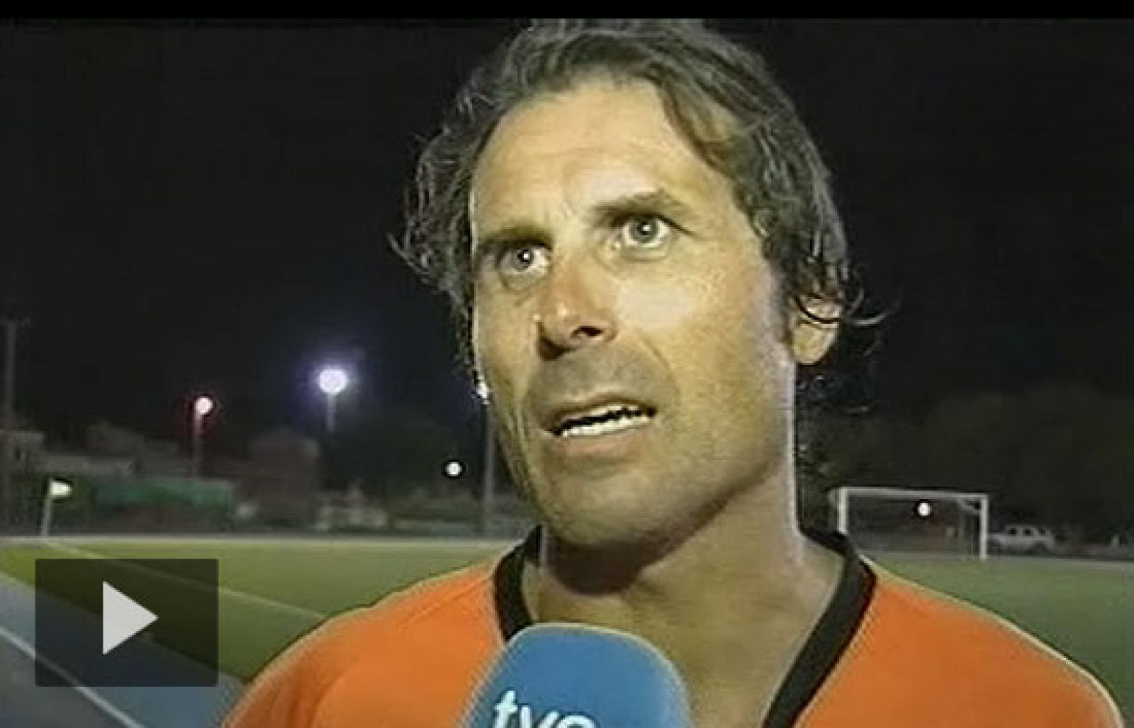 El campo municipal de La Unión congregó a miles de aficionados para ver el partido que jugaron los veteranos, entre lo que se encontraban Hierro, Kiko o Alkorta.