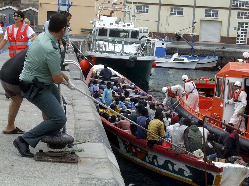 118 inmigrantes llegan al sur de la Gomera a bordo de un Cayuco