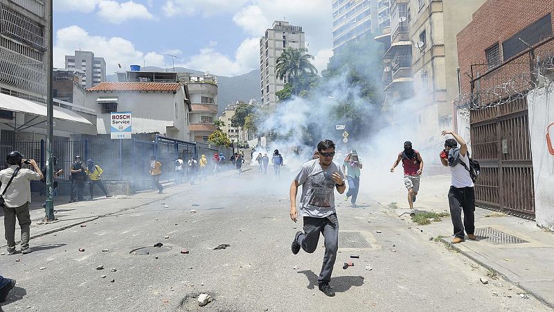 La oposición venezolana vuelve a salir a la calle para pedir la destitución de los magistrados del Supremo