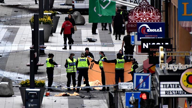 Cuatro muertos al ser atropellados por un camión en el centro de Estocolmo en un "atentado terrorista"