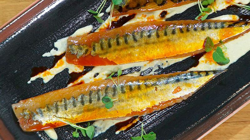 Caballa ahumada con hummus de almendras