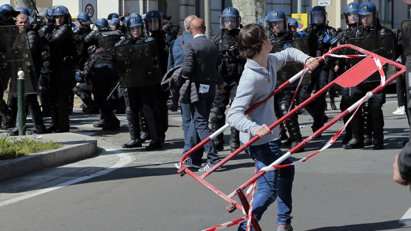 Los altercados durante una protesta contra Le Pen obligan a evacuar la sala de su mitin en Córcega