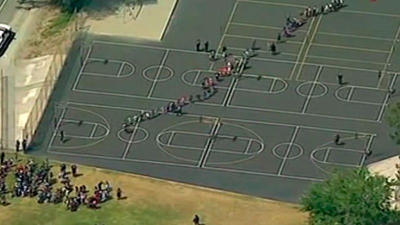 Un hombre asesina a su mujer profesora y a un alumno en una escuela de California