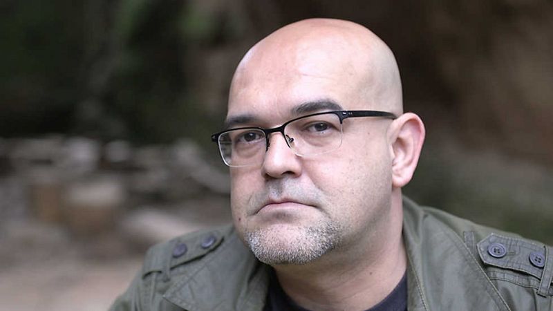 Alexis Ravelo, conocido autor canario de novela negra, nos ha sorprendido con "Los milagros prohibidos"