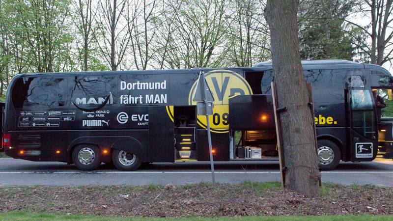 Marc Bartra, herido "grave" en su mano después de tres explosiones al paso del autobús del Borussia Dortmund