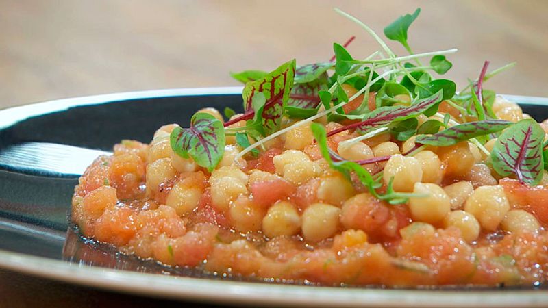 Tartar de tomates con garbanzos