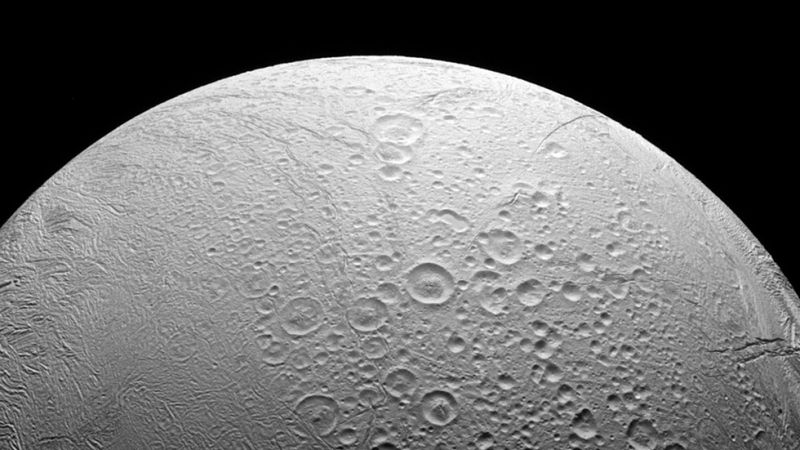 La NASA halla evidencias de posible vida microbiana en una de las lunas de Saturno