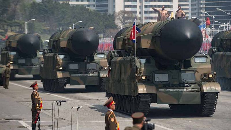 Pyongyang exhibe un supuesto misil de largo alcance y dice que está listo para una guerra nuclear