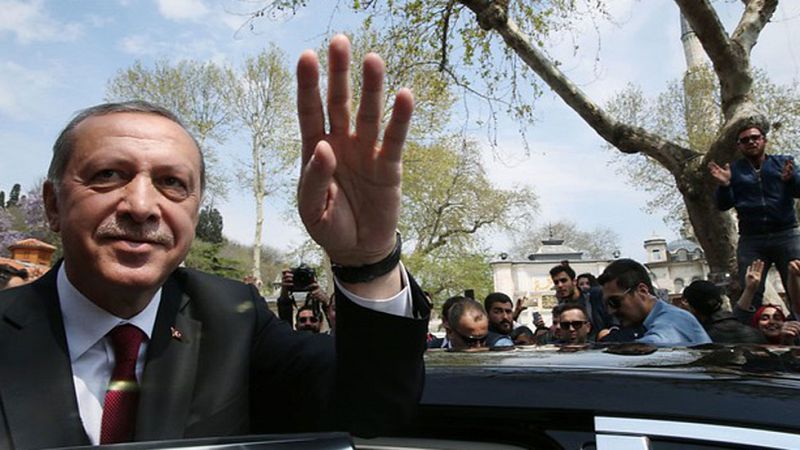 Erdogan gana por la mínima el referéndum para reforzar su poder y la oposición impugnará el resultado