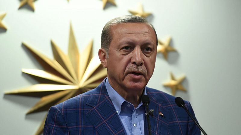 La UE pide "consenso" a Erdogan a la hora de aplicar las reformas tras el referéndum constitucional