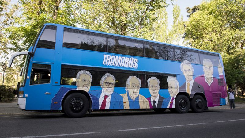 Podemos pone a circular el 'tramabús', un autobús decorado con las caras de "la trama"