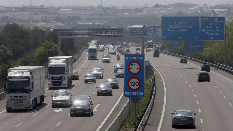 Veintiséis muertos en la carretera en Semana Santa, que se cierra con atascos