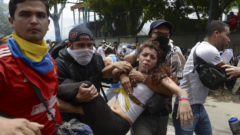 Al menos dos manifestantes y un policía muertos en las protestas antichavistas en Venezuela