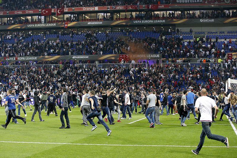 Lyon y Besiktas, amenazados por la UEFA de excluión europea por los incidentes en la Europa League