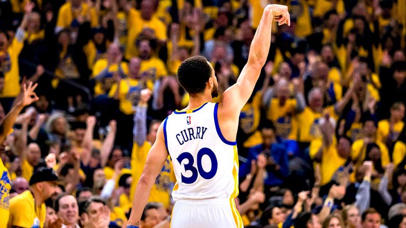 Curry amplía la ventaja de los Warriors en la serie final