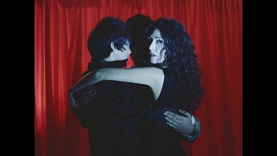 Gatomidi, en plan Twin Peaks en el videoclip de "Walking around you"
