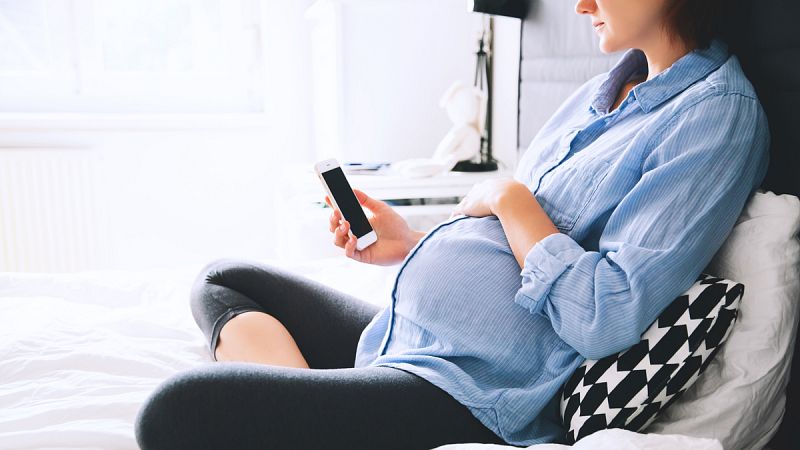 Un estudio asocia el uso del móvil durante el embarazo a la hiperactividad en niños