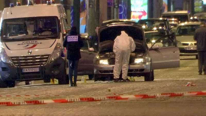 Un policía muerto y otros dos heridos en un atentado en París reivindicado por el EI