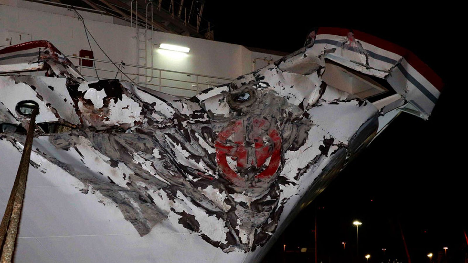 Un ferry se empotra contra el Muelle Nelson Mandela en el Puerto de La Luz y de Las Palmas