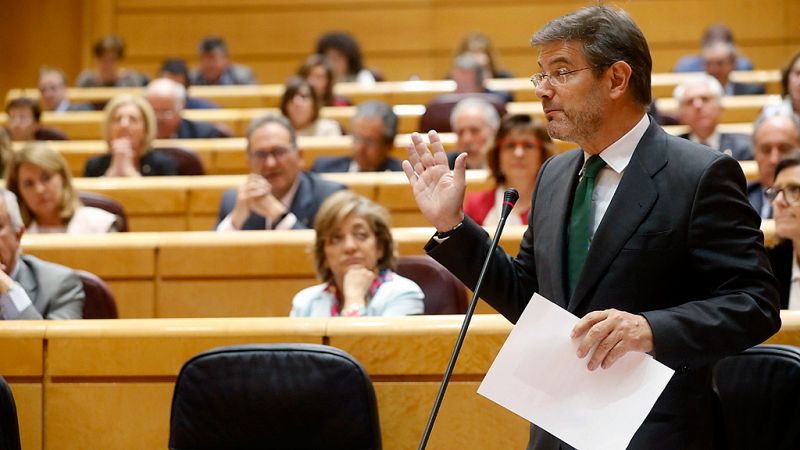 El PSOE pide a Catalá que dimita por sus "injerencias" en la Fiscalía y este les acusa de "antisistema"