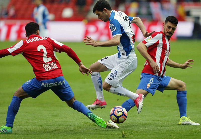El Espanyol arranca un empate de El Molinón; el Málaga hunde al Granada