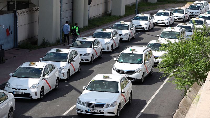 El sector del taxi se moviliza en todo el país contra el aumento de licencias de alquiler de vehículos con conductor