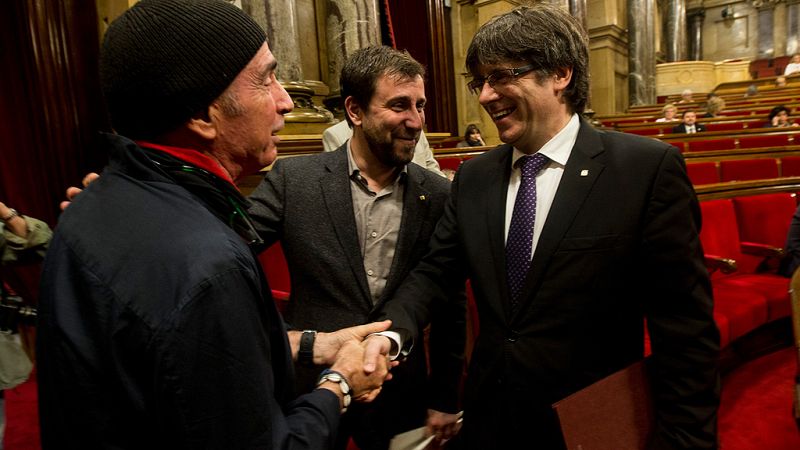 Puigdemont arropa a Llach ante las críticas de la oposición