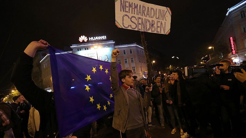 Bruselas abre infracción a Hungría por la ley que amenaza una universidad de George Soros