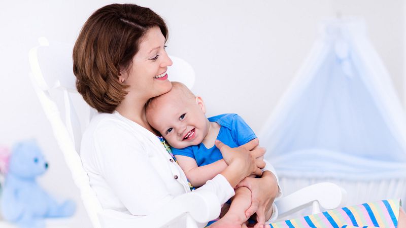 Bruselas pide un permiso de 4 meses intransferible y retribuido para que padres y madres cuiden de sus hijos