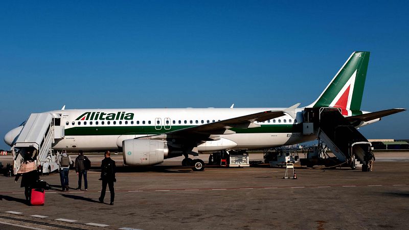 El Gobierno italiano asegura que no rescatará Alitalia y lamenta que los trabajadores rechazaran el preacuerdo
