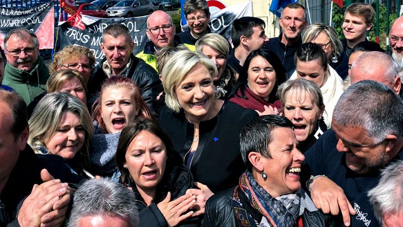 Golpe de efecto de Le Pen al visitar a unos obreros en huelga mientras Macron se reuna con los sindicatos